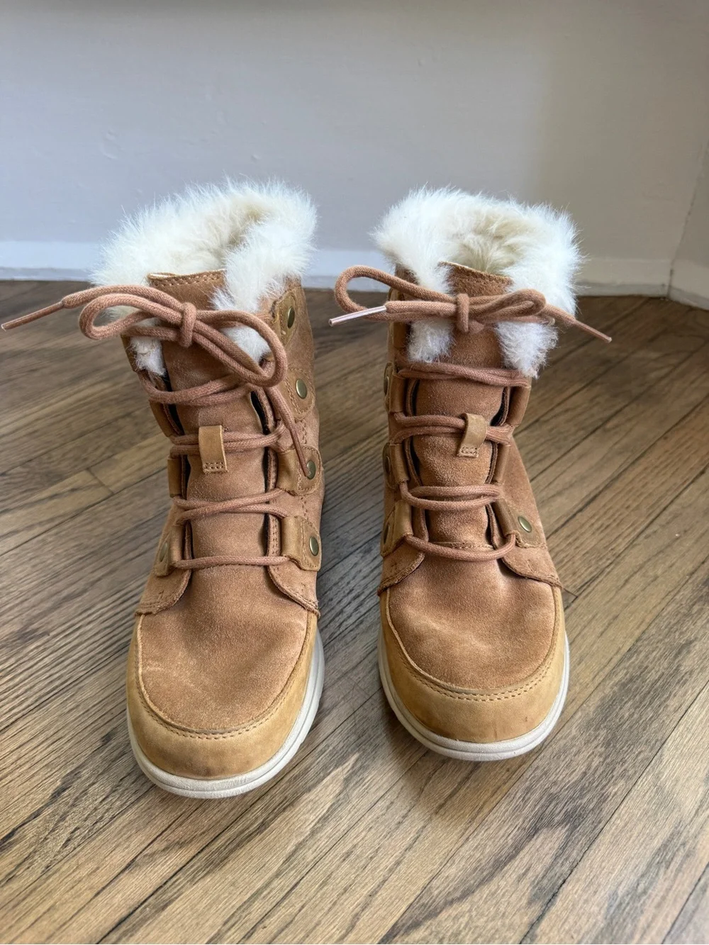Sorel Women’s Lace up winter boots. Size 6